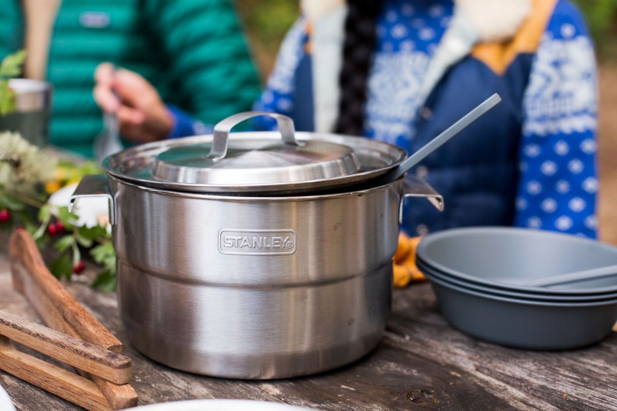Náhled produktu - STANLEY Set na vaření Wildfare Core Full Serve Cookset 3,78 l/4QT Shale/Charcoal